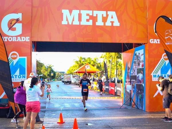 Competidores se preparan para la emocionante Maratón del Atlántico 2024, que incluye opciones de 42 km y relevos de 2 x 21 km. Inscripciones abiertas hasta el 19 de octubre.