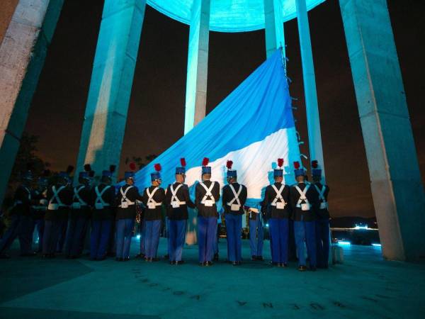 En el monumento a La Paz, en el Cerro Juana Laínez, se llevaron a cabo los actos de juramentación a la Bandera Nacional.