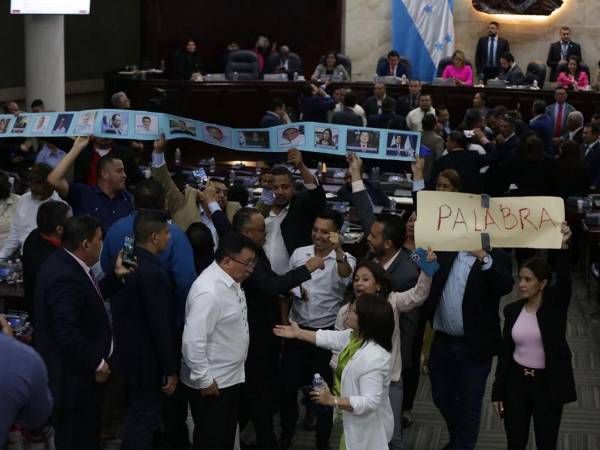 Varias pancartas confrontativas fueron elevadas este martes en el Congreso Nacional en medio de la discusión de la Ley de Justicia Tributaria, silbatazos y exigencia para tener la palabra. A continuación los momentos más álgidos de la sesión legislativa.