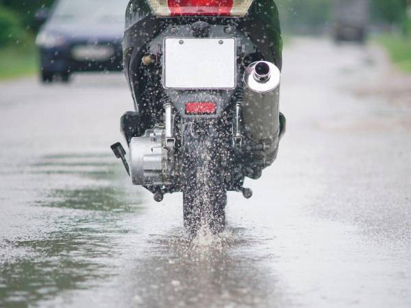 La conducción en condiciones climáticas adversas, como lluvia intensa o neblina, exige un enfoque cauteloso. Lo ideal es mantener una distancia prudente con el vehículo de enfrente para evitar incidentes derivados de una calle mojada.