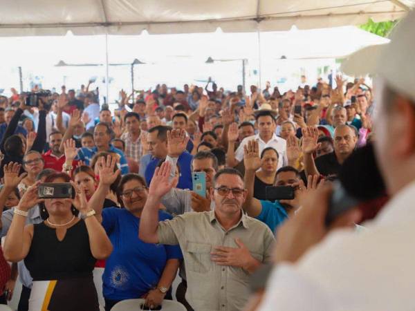 El alcalde de la capital, Jorge Aldana, juramentó a los directivos de las juntas de agua de la capital.