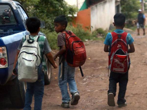 Los uniformes serán entregados a alumnos de escasos recursos que sus padres no pueden costear las prendas escolares.