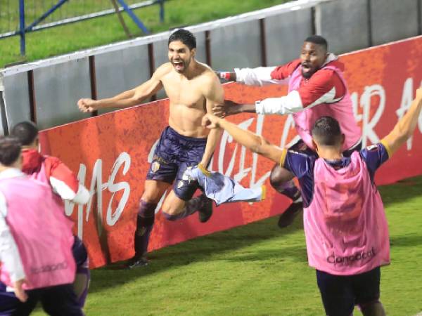 Iván Ochoa celebrando su histórico doblete.