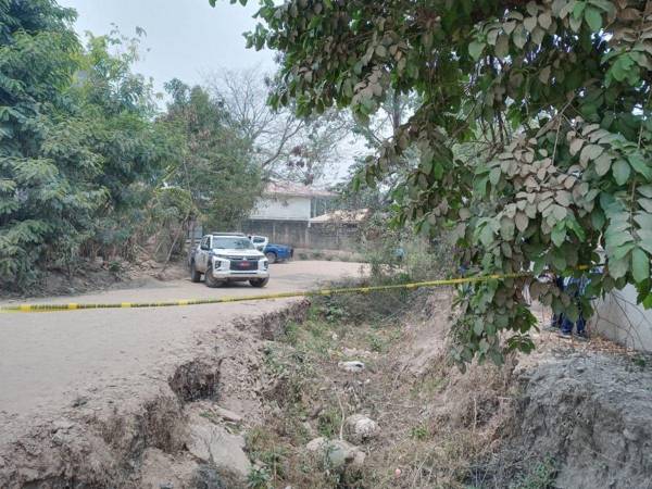 El cuerpo de la mujer quedó en una cuneta en Dos Caminos, Villanueva, Cortés.