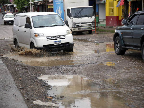 Los baches de la colonia Arturo Quezada son tan grandes que pueden dañar las piezas de los vehículos y, el único tratamiento que reciben, es tierra.