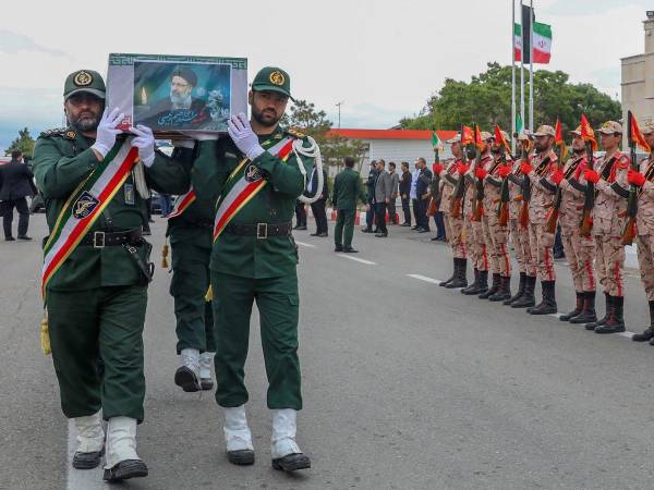 Decenas de miles de iraníes se congregaron este martes en la ciudad de Tabriz, en el noroeste, para la procesión funeraria para despedir al presidente Ebrahim Raisi, fallecido el domingo en un accidente de helicóptero.