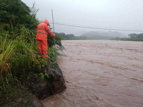 El cuerpo de Bomberos monitorea el nivel del río Ulúa en la estación Chinda, en Santa Bárbara.