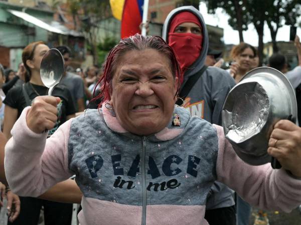 Miles de venezolanos, con cacerolas en mano, salieron a las calles de Caracas a protestar contra la reelección de Nicolás Maduro y de su gobierno. Las protestas iniciaron el lunes, un día después de las elecciones presidenciales.