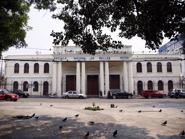 El bello palacete, donde años antes fue el edificio de la alcaldía de Comayagüela, es testigo de las obras que talentosos y dedicados hondureños exponen dentro de las aulas.