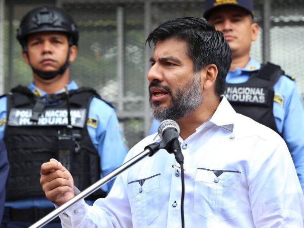 Por su parte, Yuri Sabas (Partido Liberal) lamentó el uso político de discursos públicos, incluyendo recientes declaraciones del jefe del Estado Mayor Conjunto sobre una ley en discusión en el Congreso.