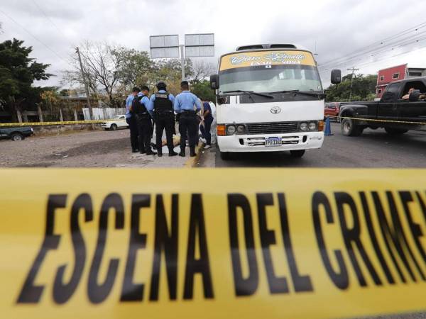 Un hombre perdió la vida dentro de un bus rapidito, en el que viajaba rumbo a su trabajo, cuando a la unidad se subió un asaltante que terminó disparándole. A continuación lo que se sabe del caso que siembra temor entre los usuarios del transporte público.