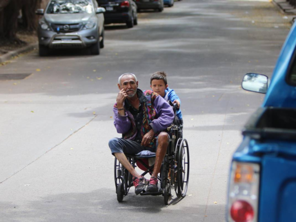 Las personas carentes de un sentido corporal son las menos beneficiadas al momento de caminar o circular por las calles de la capital.