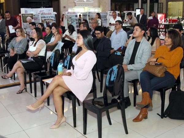 Invitados especiales, emotivas palabras y un brindis augurando más éxitos fue la manera en que EL HERALDO realizó la presentación de sus 45 portadas históricas.