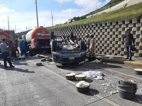 Un accidente vehicular ocurrió esta mañana en el Anillo Periférico, en el retorno de la colonia El Carrizal, dejando dos personas heridas y sobre todo daños materiales, entre ellos cientos de libras de quesillo. A continuación los detalles.