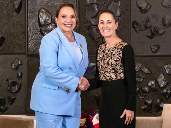 Xiomara Castro junto a la nueva presidenta de México, Claudia Sheinbaum.