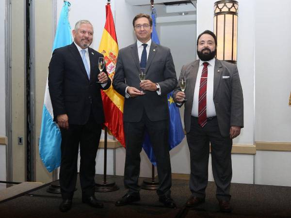 Eduardo Enrique Reina, canciller de la República, Diego Nuño, embajador de España en Honduras, y Luis Redondo, presidente del Congreso Nacional.