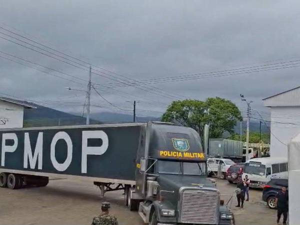 Tres rastras con productos de consumo y algunas colchonetas fueron enviadas a Valle y Lempira para los damnificados.