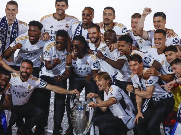 Los jugadores del Real Madrid durante la celebración de su victoria en la final de la Liga de Campeones