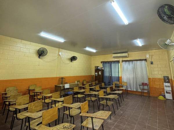 <i>Aula renovada del Centro Educativo Heriberto Castillo, lista para recibir a los estudiantes en un entorno más seguro y moderno.</i>