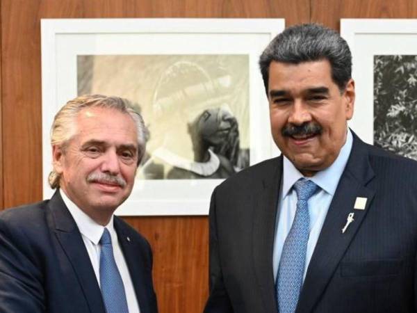 <b>El expresidente argentino Alberto Fernández junto a Nicolás Maduro, mandatario venezolano.</b>