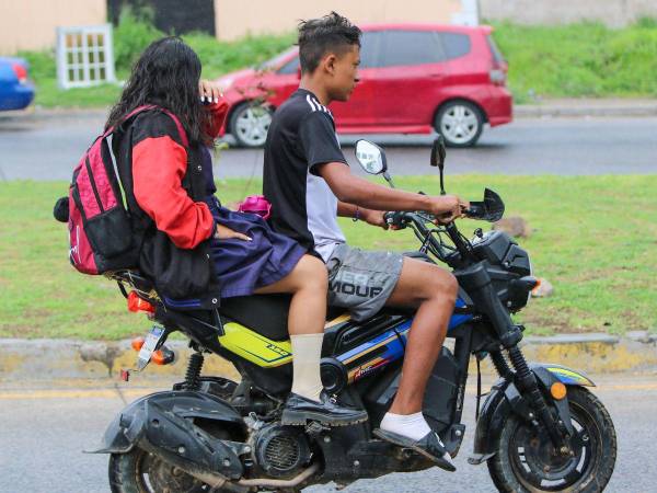 En esta fotografía se puede ver que ninguno de los dos ocupantes de la motocicleta va protegido, además el piloto viste sandalias en vez de zapatos.