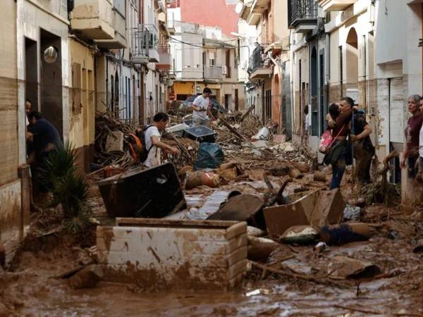 Varias personas trabajan en las labores de limpieza y desescombro en Paiporta, Valencia.