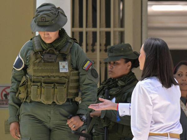 La militar venezolana hizo caso omiso al saludo de María Corina Machado.