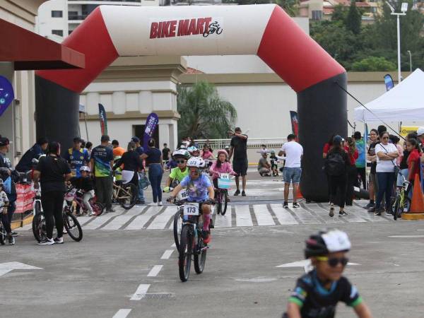 EL HERALDO dio inicio este domingo 20 de octubre a la gran Vuelta Ciclística Infantil. Estas son las imágenes de los pequeños que arrancaron toda la energía la competencia.