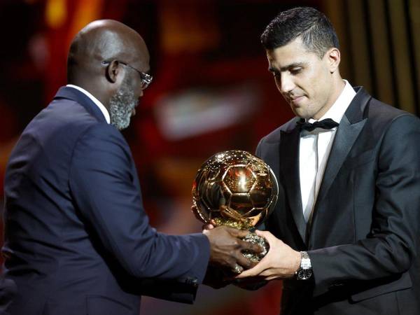 Rodri Hernández recibió su Balón de Oro en manos de George Weah, ganador de este premio en 1995 con el AC Milán.