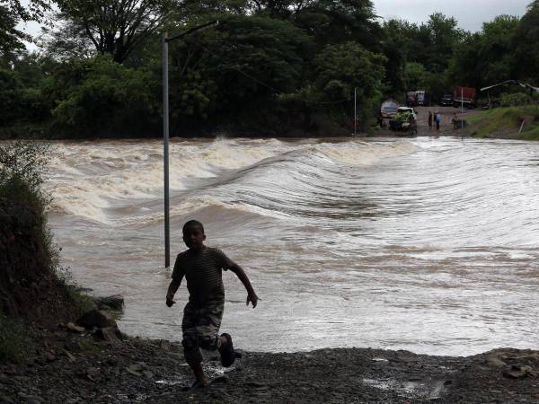 Debido a las lluvias, no hay paso peatonal ni vehicular hacia la Costa de los Amates en Alianza, Valle.