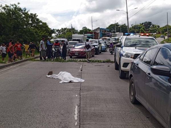 Un fuerte congestionamiento vial se registró en la zona, pues el cuerpo de la víctima quedó en medio de la calle.