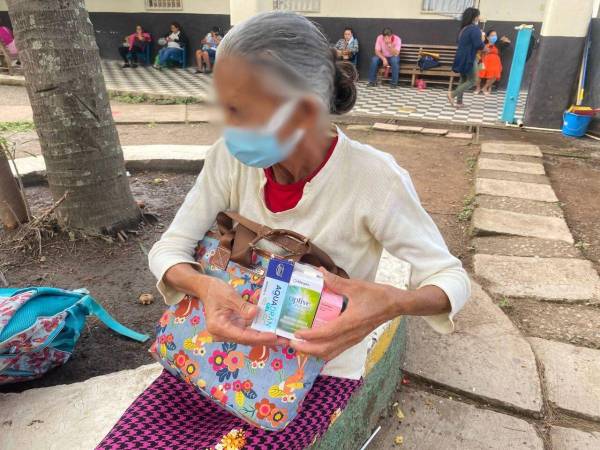 En lugar de sus medicamentos, doña Alba solo recibió muestras.