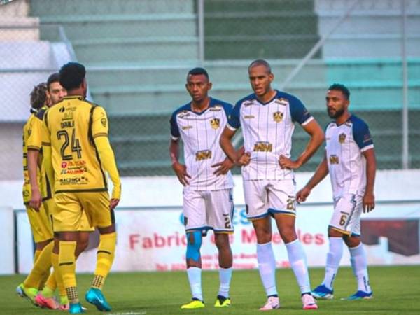 El equipo visitante terminó con 10 jugadores tras una expulsión.