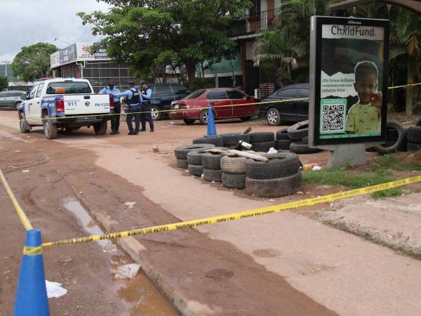 Envuelto en sabanas, dentro de unas llantas y rodeado de desperdicios de basura, fue encontrado un feto humano a orilla de la calle en el sector 6 de la colonia Villa Nueva de Tegucigalpa, capital de Honduras. A continuación las imágenes de la dantesca escena.