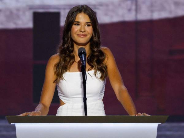 Con un vestido blanco, tacones, cabello suelto y con sus uñas pintadas con los colores de la bandera de Estados Unidos, Kai Trump, una de las nietas del candidato a la reelección en Estados Unidos, Donald Trump, se robó la atención durante la Convención Nacional Republicana en Milwaukee. Aquí te contamos quién es y qué dijo de su abuelo.