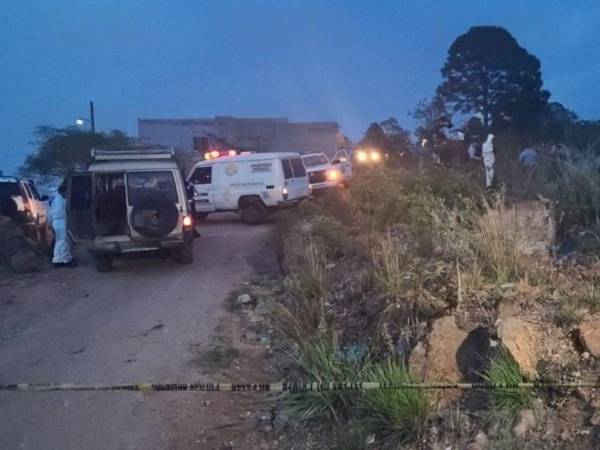 Asesinan a dos jóvenes en colonia los pinos.