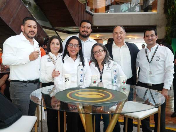 El equipo de Espresso Americano celebró con bastante entusiasmo el lanzamiento de la app Espresso Rewards, que traerá muchos beneficios a sus clientes.