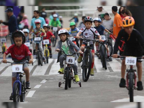 Los pequeños acudieron puntuales al estacionamiento de Mall Multiplaza, donde cada año tiene lugar la Vuelta Ciclística Infantil.