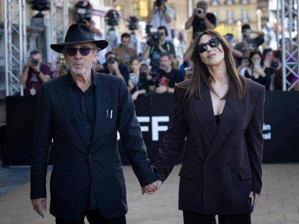 La actriz Mónica Bellucci y el director Tim Burton en su llegada este miércoles al hotel que aloja a los invitados del 72 Festival Internacional de Cine de San Sebastián.