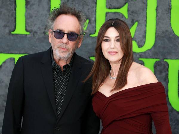 Tim Burton y Mónica Bellucci hicieron pública su relación en febrero de 2023, cuando fueron fotografiados juntos en París. Se especula que su romance comenzó a finales de 2022.