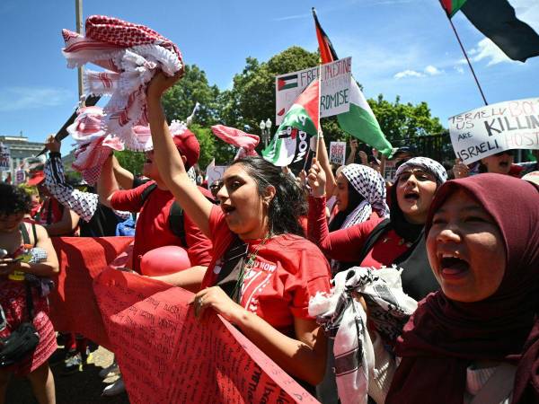 Un grupo de personas agita banderas israelíes frente al hospital donde se encuentran los cuatro rehenes liberados en Gaza; el primer ministro Benjamin Netanyahu abraza a uno de ellos y en la playa un socorrista da la noticia por altavoz. Israel, este sábado, está de fiesta.