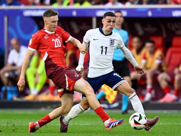 El centrocampista suizo #20 Michel Aebischer lucha por el balón con el centrocampista inglés #11 Phil Foden durante el partido de fútbol de cuartos de final de la UEFA Euro 2024 entre Inglaterra y Suiza en el Duesseldorf Arena de Düsseldorf.