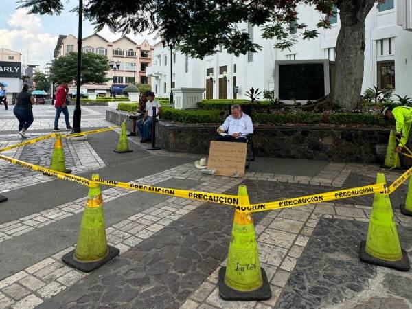 Contreras se plantó frente a la alcaldía sampedrana exigiendo al gobierno el pago de transferencias.