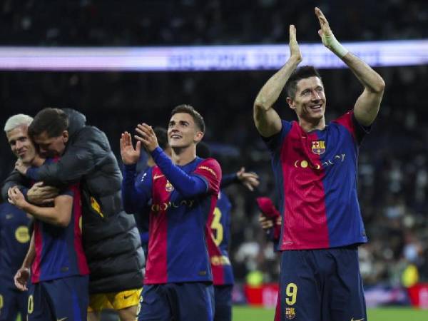 El delantero del FC Barcelona Robert Lewandowski celebra la victoria tras el partido de la jornada 11 de LaLiga EA Sports.