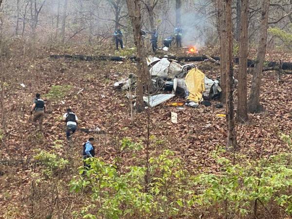 En una zona de difícil acceso y con poca señal para transmitir la ubicación geo referencial precisa fue hallada la avioneta del empresario Alan Flores, después de haberse estrellado en una zona montañosa, cerca de la aldea Calabazas, municipio de Mangulile, en el departamento de Olancho.