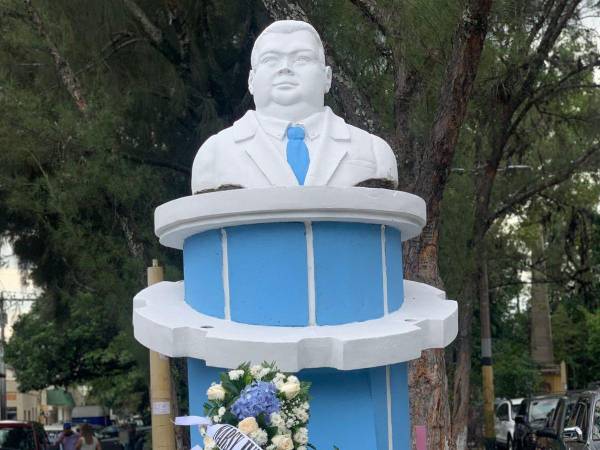 César Castellanos, conocido popularmente como “El Gordito” Castellanos, perdió la vida hace 26 años, dejando tristeza en su familia y capitalinos. En honor a su memoria, la alcaldía de Distrito Central ha rendido homenaje. Más detalles a continuación.