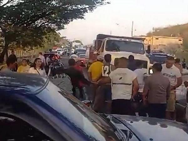 El grupo de pobladores se apostó en el importante eje carretero por varias horas.