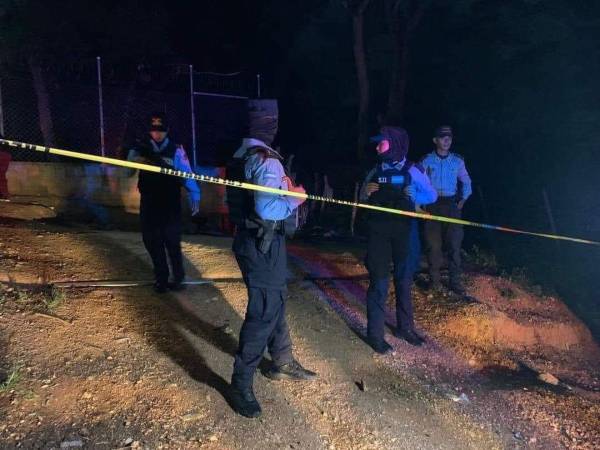 Dos hombres y dos mujeres fueron asesinados al interior de una vivienda en una nueva masacre registrada en horas de la noche de ayer sábado -17 de agosto- en el municipio de Catacamas, departamento de Olancho. Los cuerpos de las víctimas quedaron dispersos, dos en cuartos distintos y los otros dos en la entrada de la casa. A continuación lo que se sabe del hecho violento.