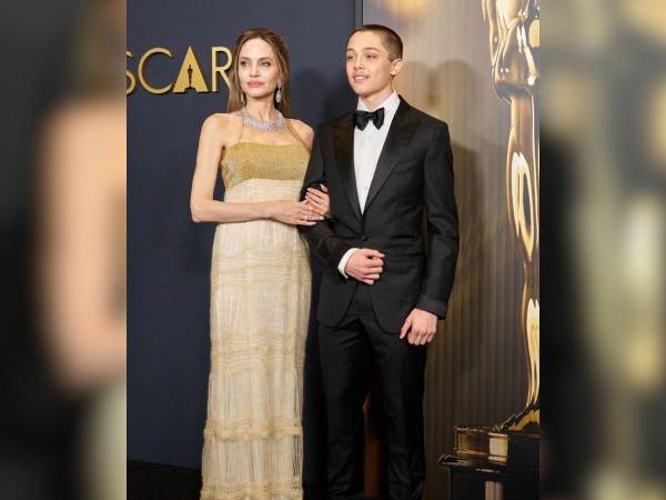 La actriz Angelina Jolie y su hijo Knox Leon en los Governors Awards, uno de los eventos previos a los Oscar del 2025.