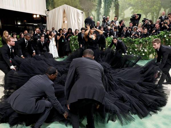 Muchas fueron las celebridades que deslumbraron con sus atuendos en la Met Gala 2024, pero pocas lo hicieron como Cardi B, quien incluso necesitó de casi 10 hombres para ayudarla a extender la falda de su vestido. Aquí las imágenes.